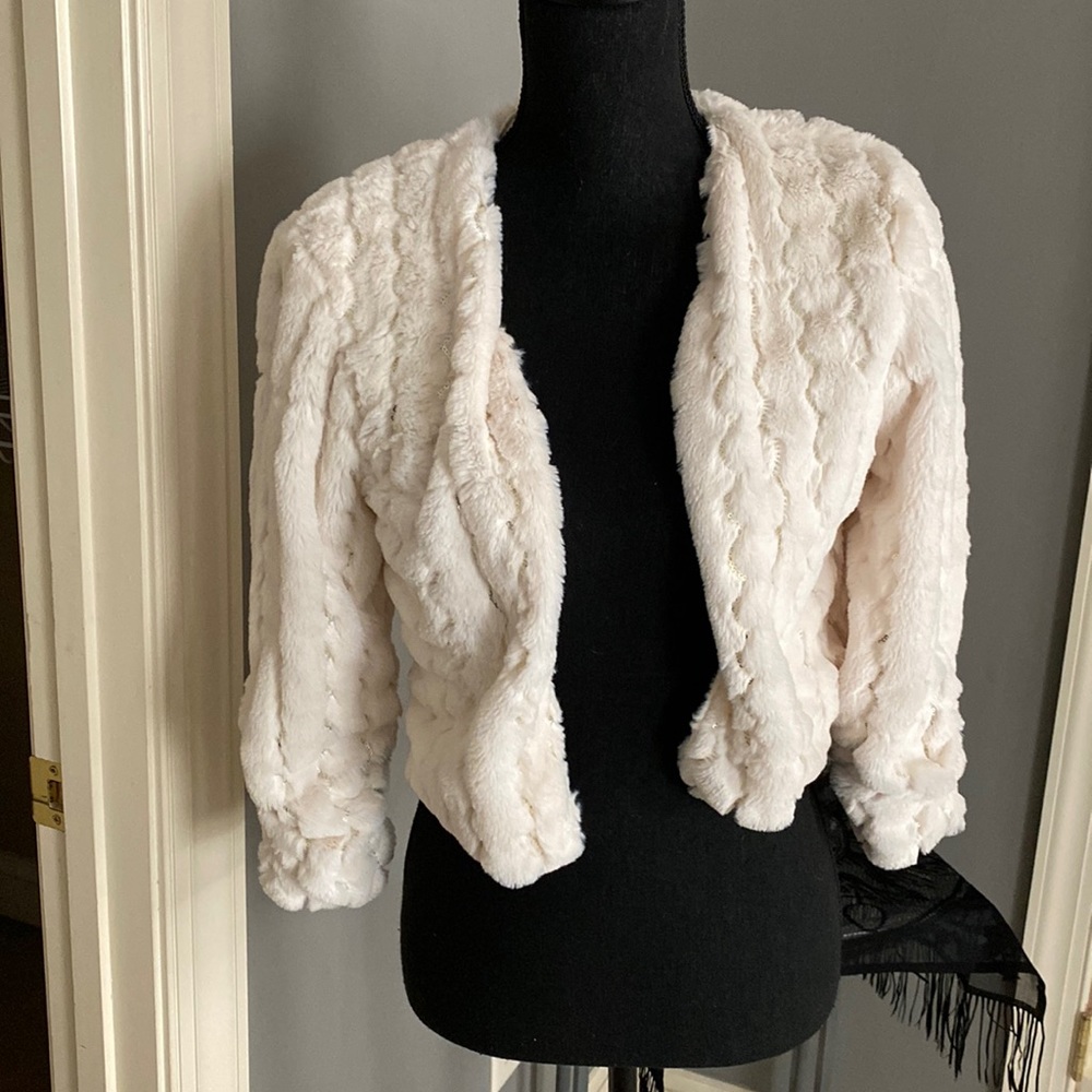 Fun short very soft sweater  looks brand new